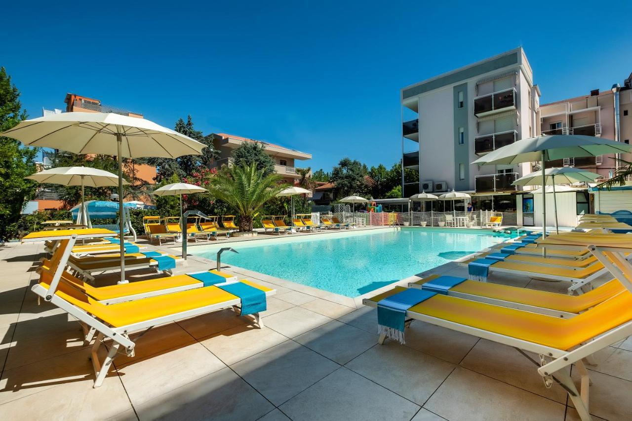 Hotel Tre Rose Riccione Exterior foto