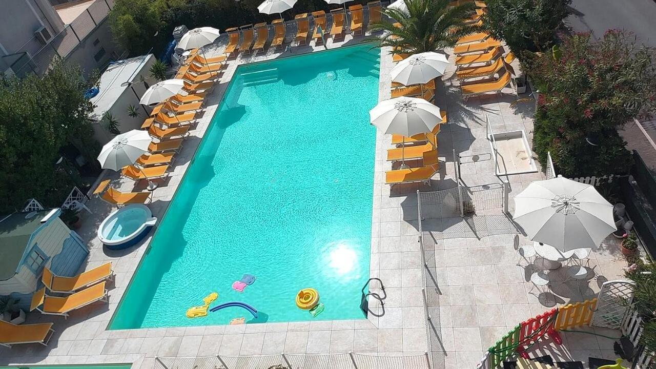 Hotel Tre Rose Riccione Exterior foto