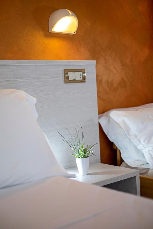 Hotel Tre Rose Riccione Exterior foto